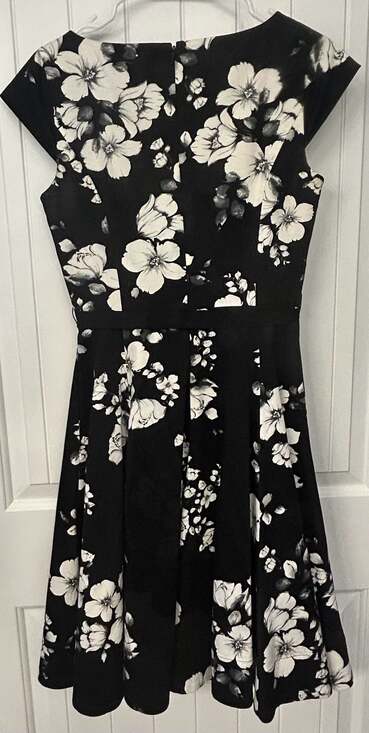 White House Black Market Floral Cap Sleeve Fit and Flare Dress Size 2 - Picture 8 of 9